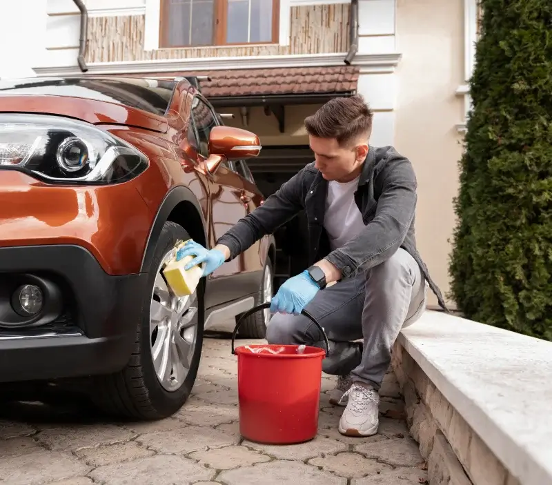 Lavage auto à domicile Chemaudin et Vaux : professionnel intervenant sur un véhicule